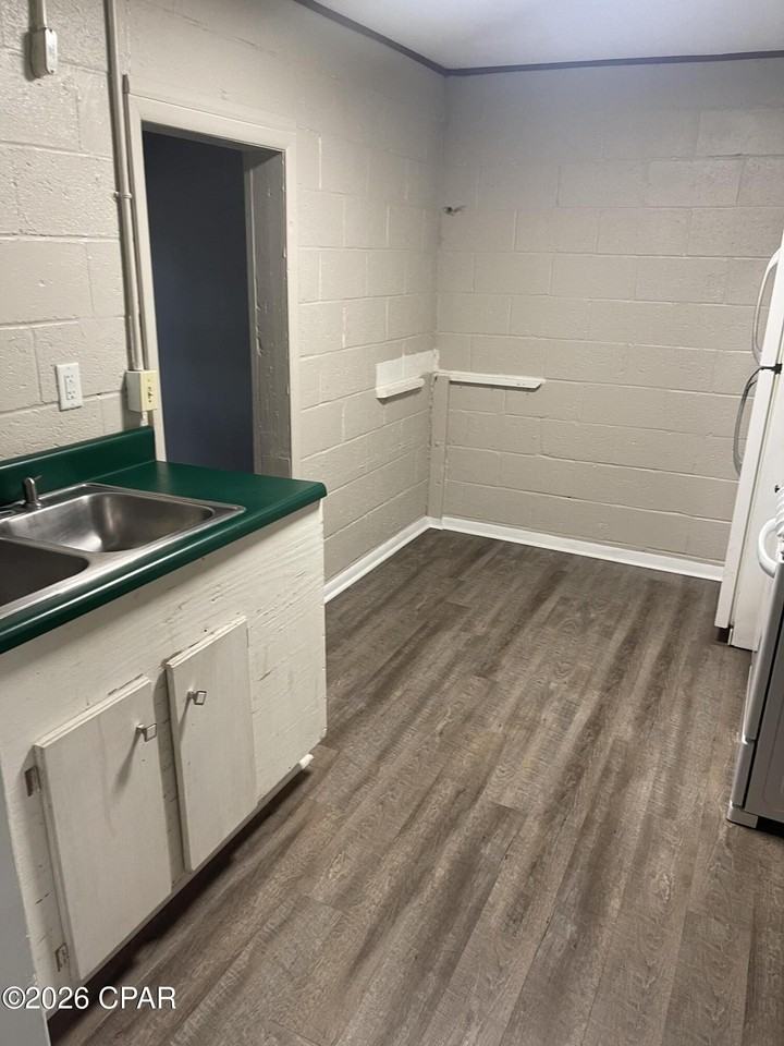 1113 Mckenzie Ave Unit B - Photo 7 of 9