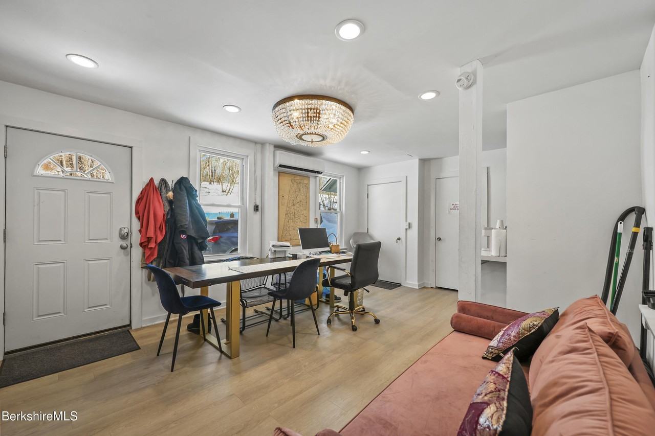 402 Park St 1st Fl - Photo 7 of 10