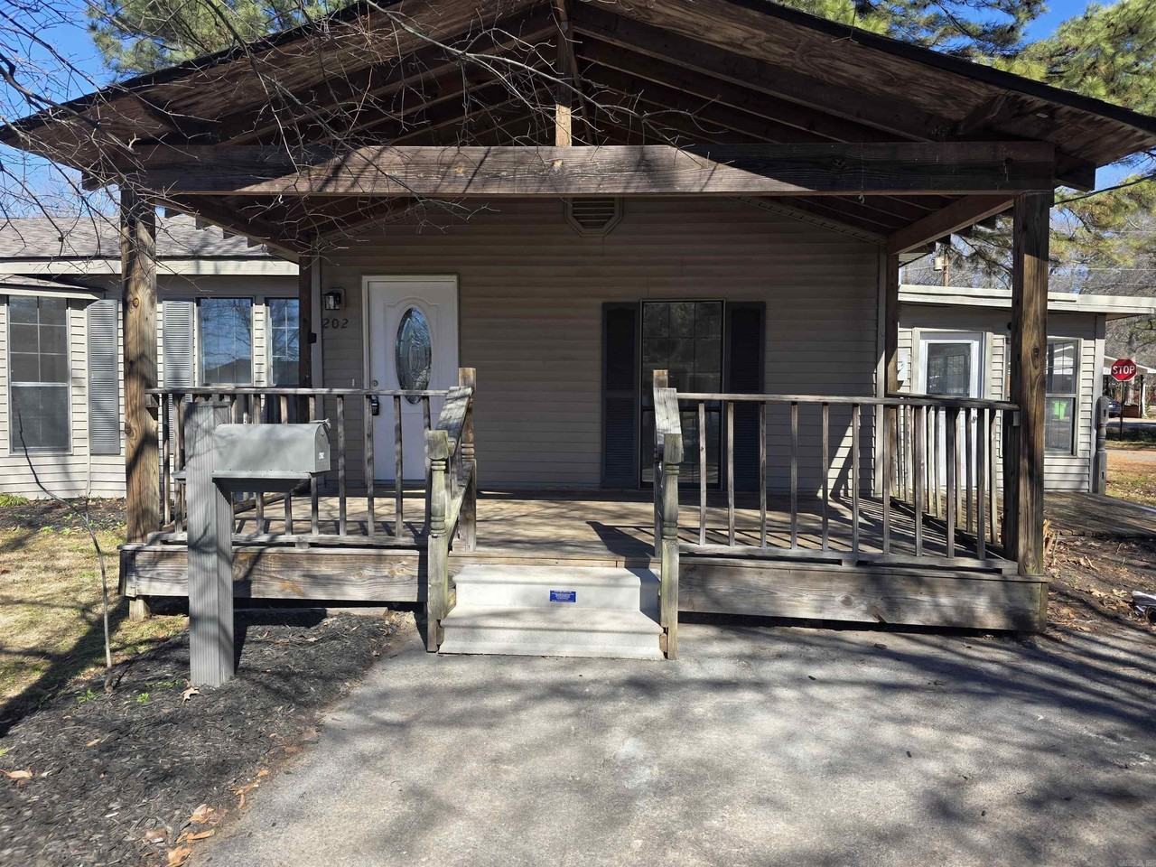 202 Rosemary Ln - Photo 2 of 25