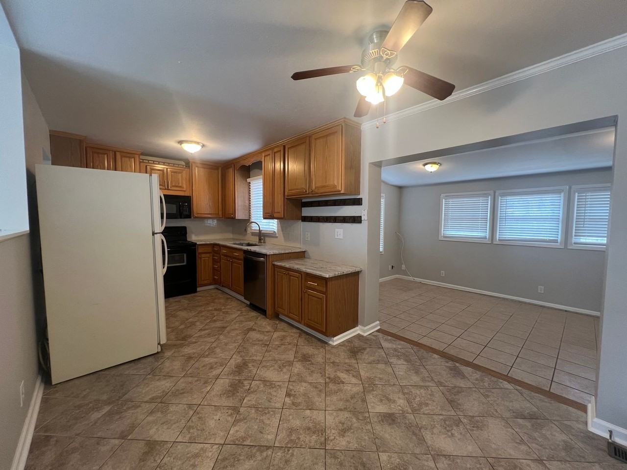 4011 E Englewood Blvd - Photo 4 of 11