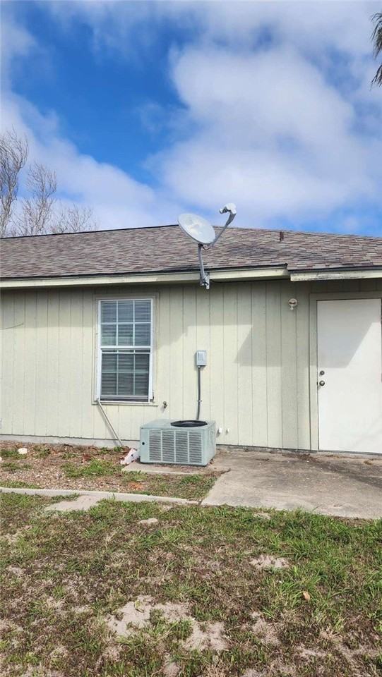 2105 Breezeway Cir - Photo 2 of 13