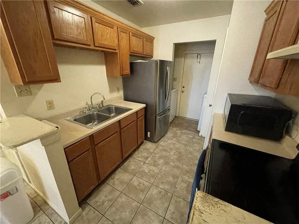 2109 Breezeway Cir - Photo 4 of 12