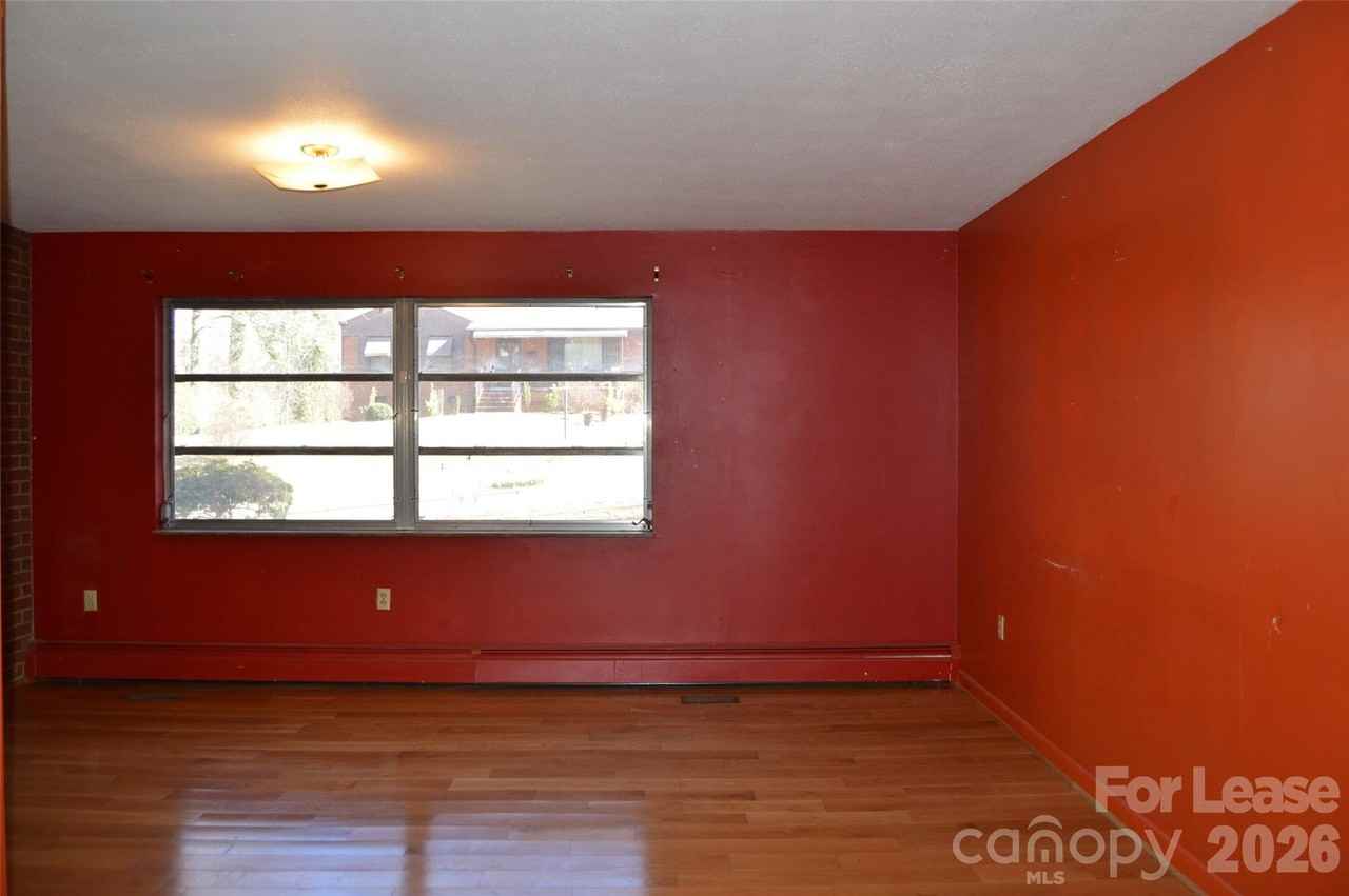 516 S Green St - Photo 6 of 25