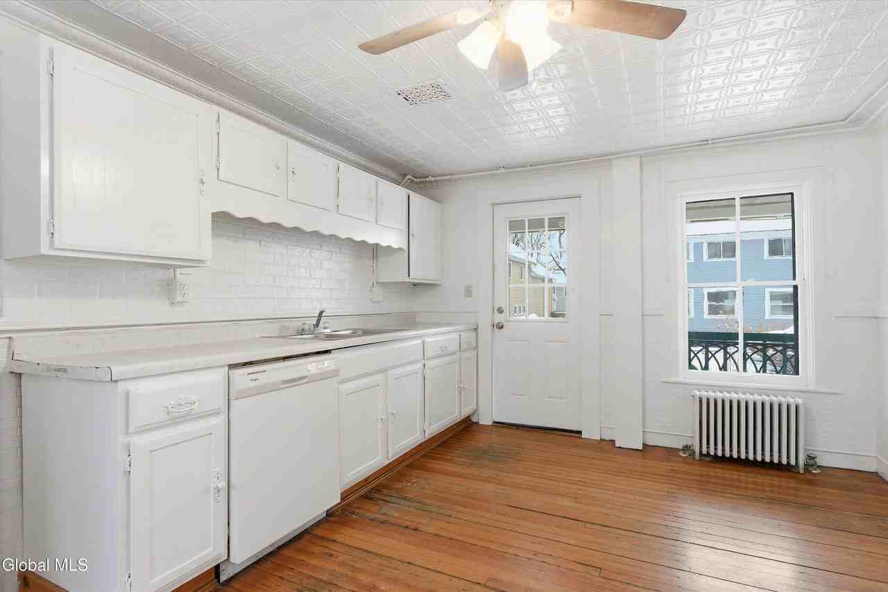 106 Lawrence St - Photo 5 of 18