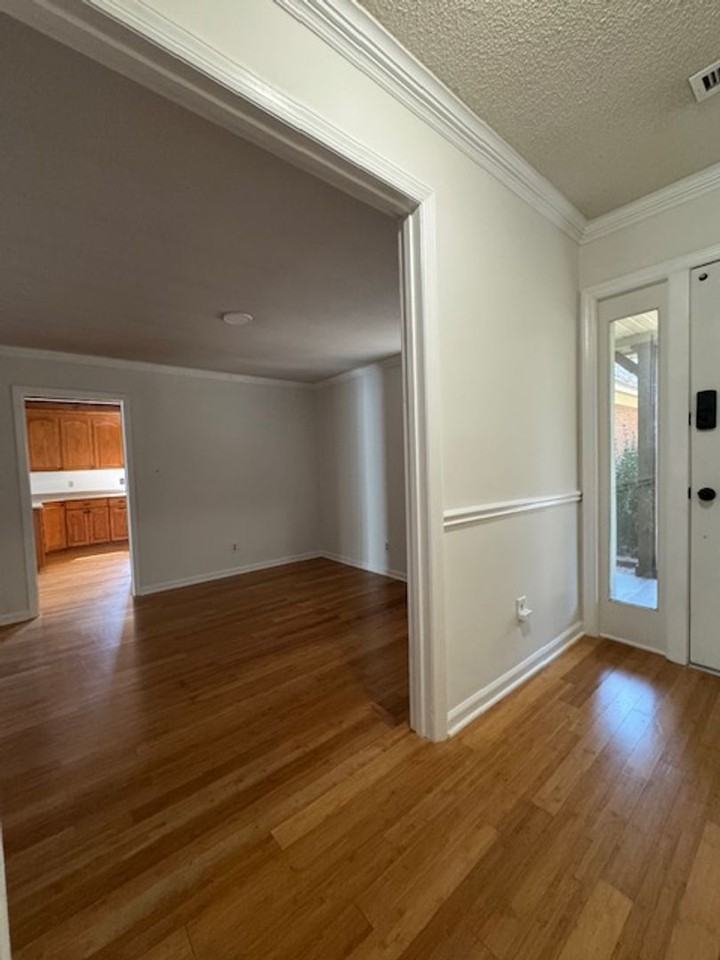 305 Glen Oak Dr - Photo 2 of 17