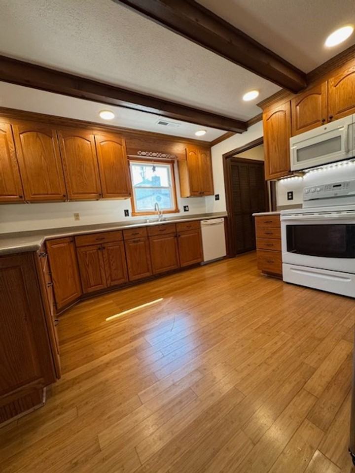 305 Glen Oak Dr - Photo 4 of 17