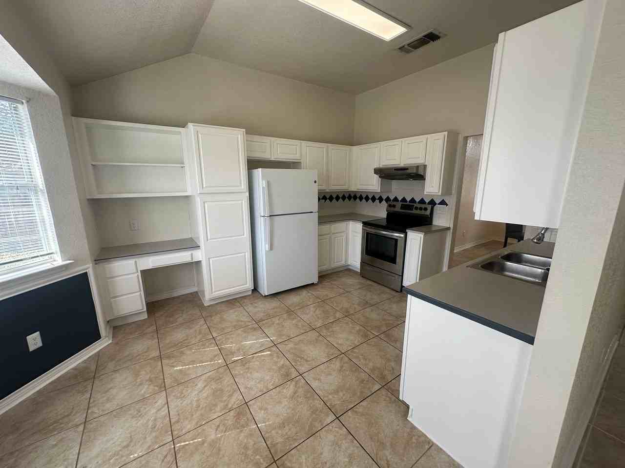 2305 Stratford Dr - Photo 4 of 24