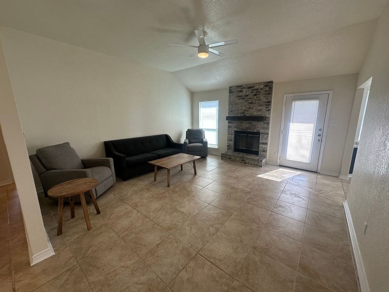 2305 Stratford Dr - Photo 6 of 24