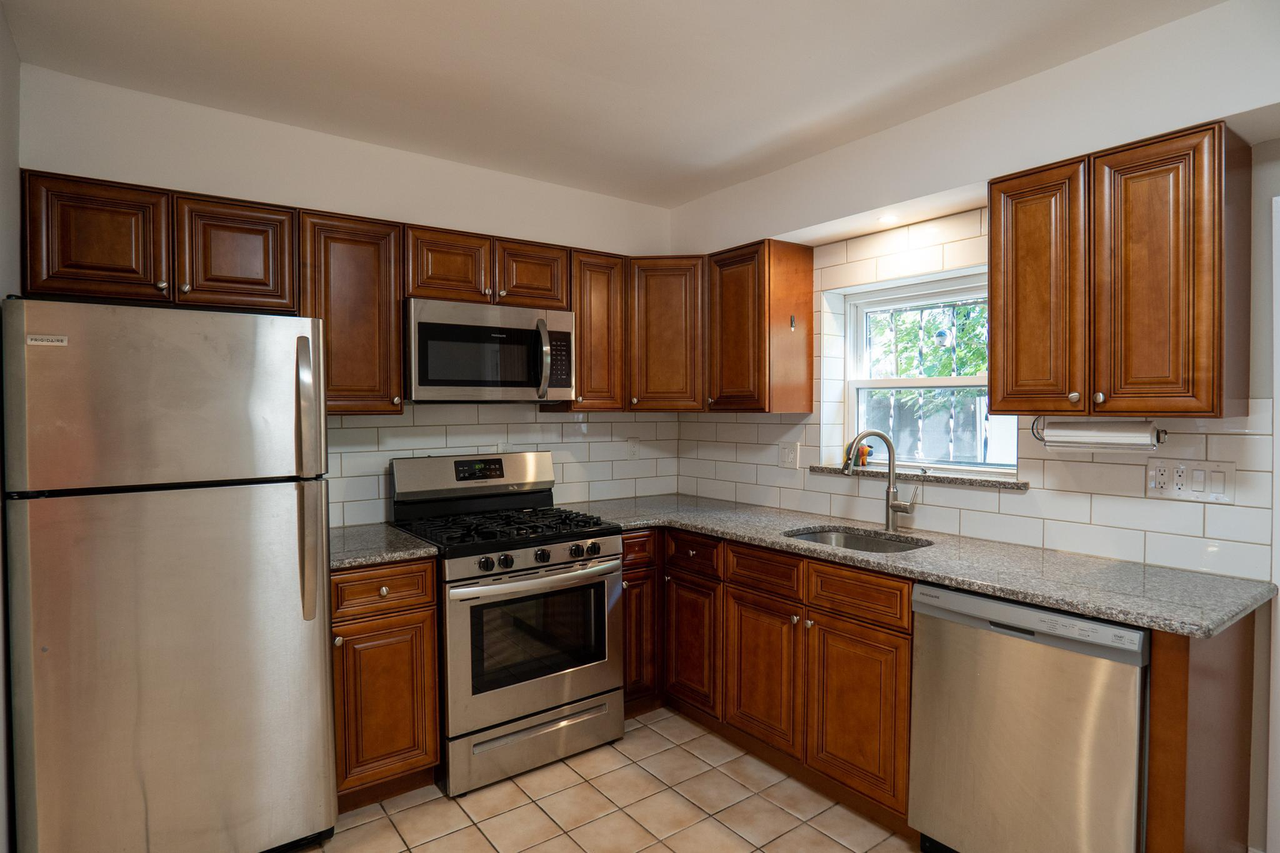 939 Mountain St - Photo 6 of 26