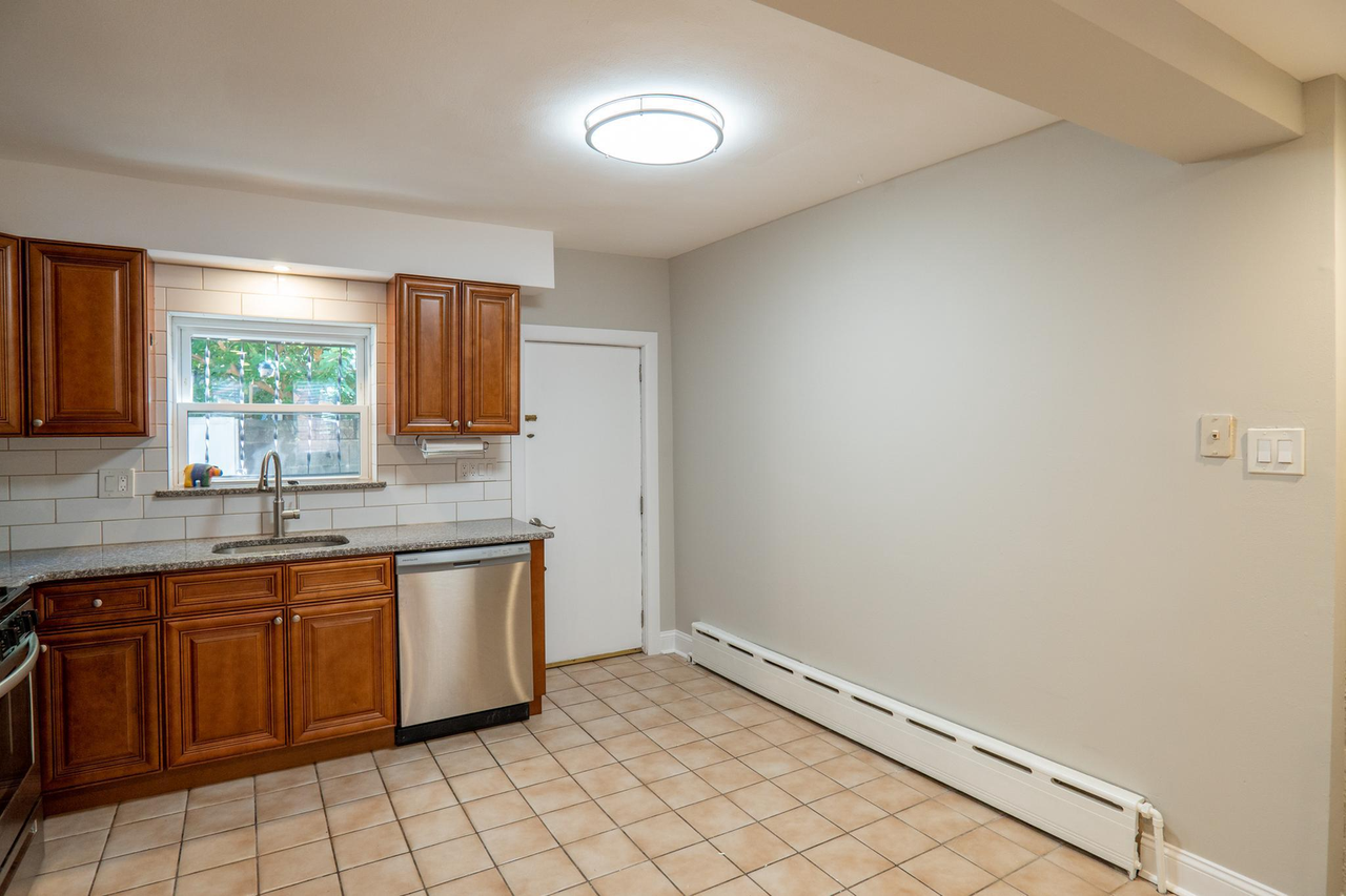 939 Mountain St - Photo 7 of 26