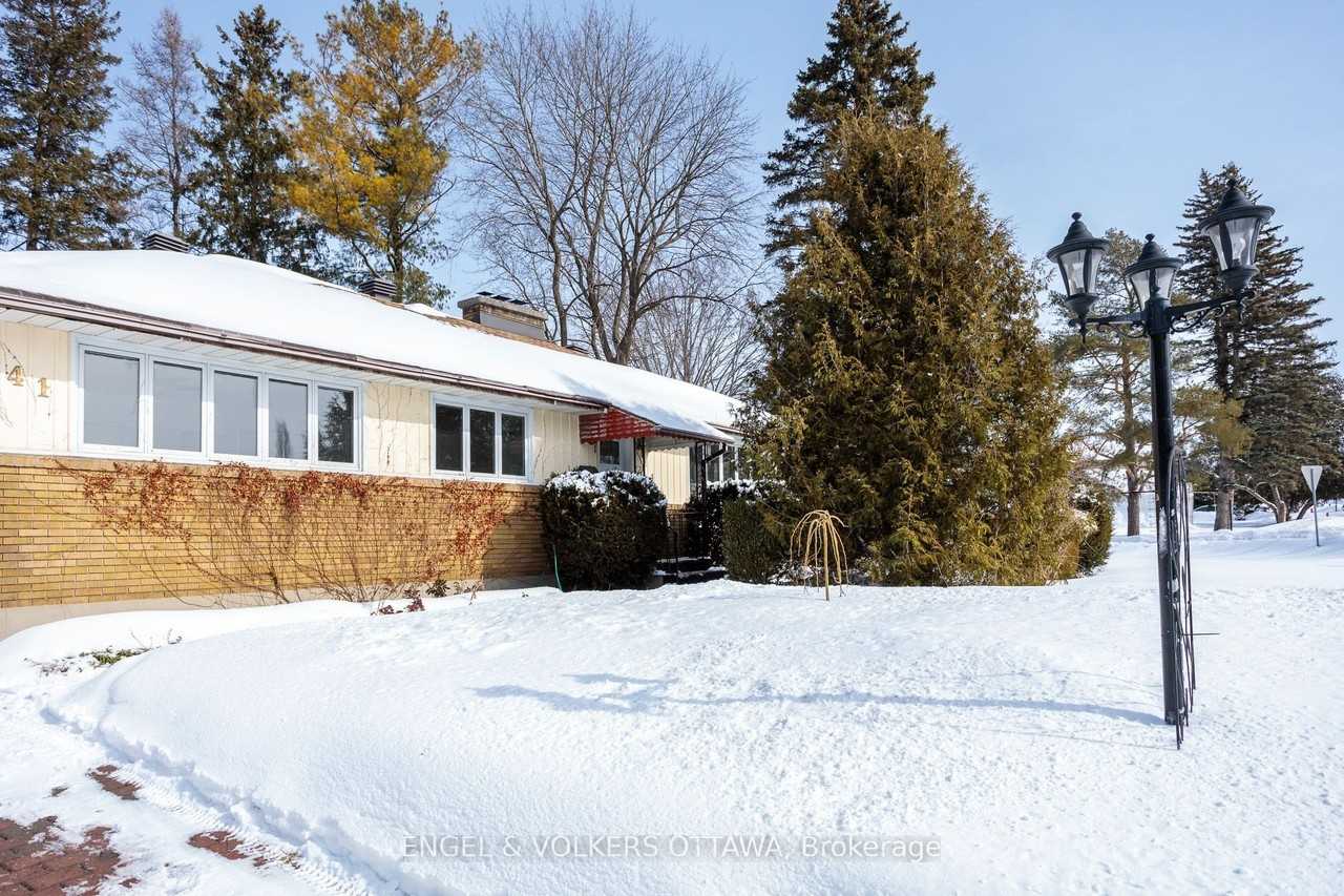 141 Rodney Cres - Photo 5 of 48