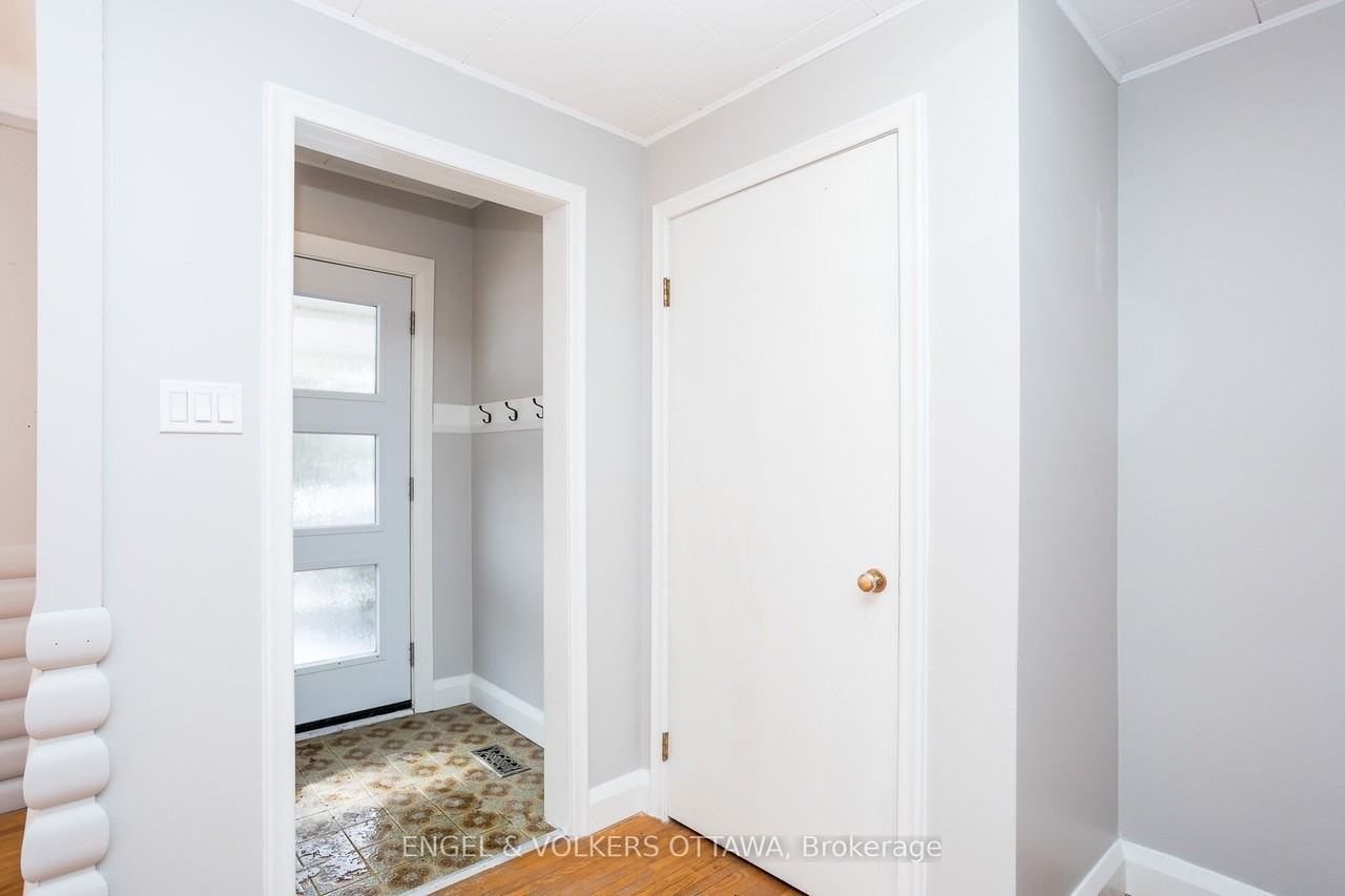 141 Rodney Cres - Photo 7 of 48