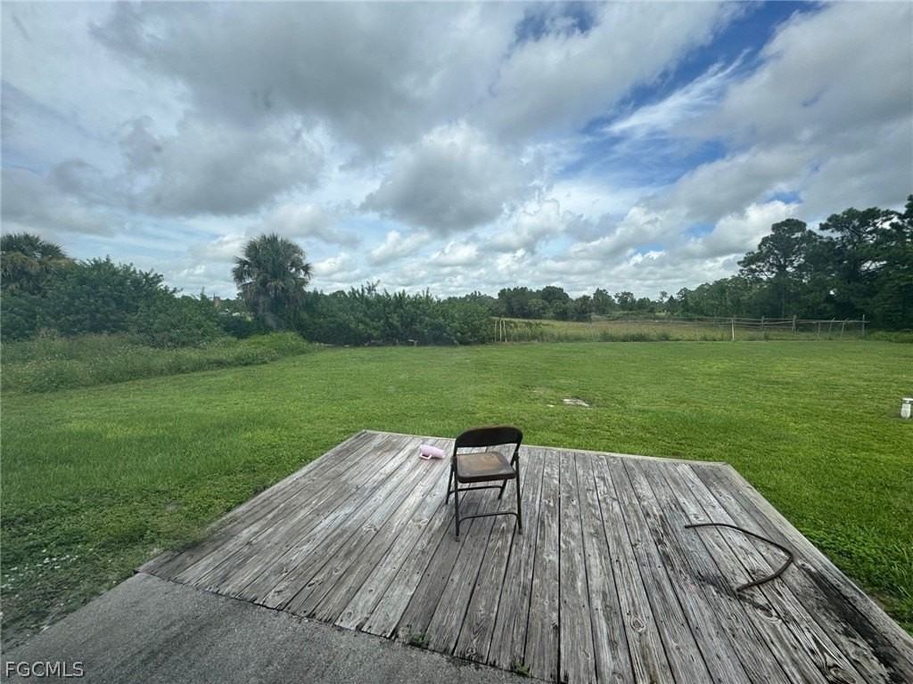 1063 Peach St - Photo 4 of 17