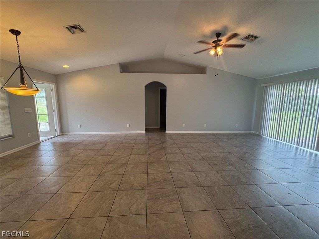 1063 Peach St - Photo 5 of 17