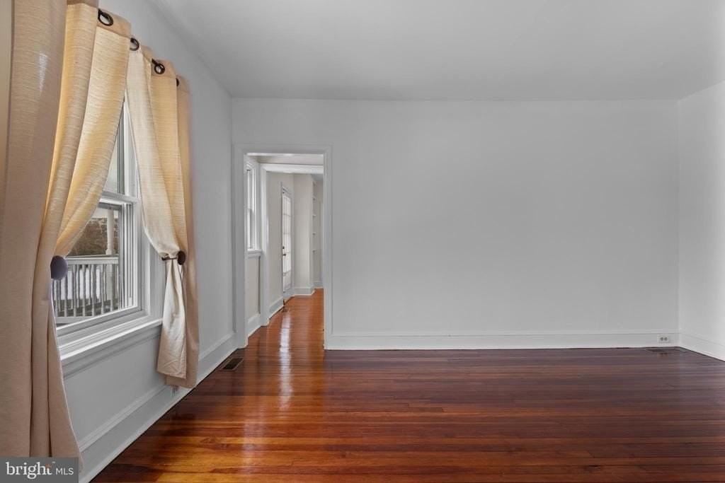 134 Plant Ave - Photo 5 of 25