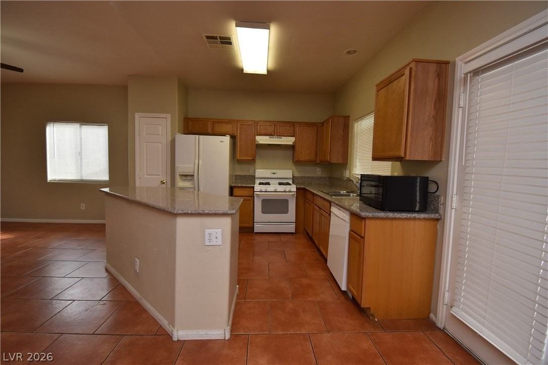 6025 Gum Springs St - Photo 5 of 27