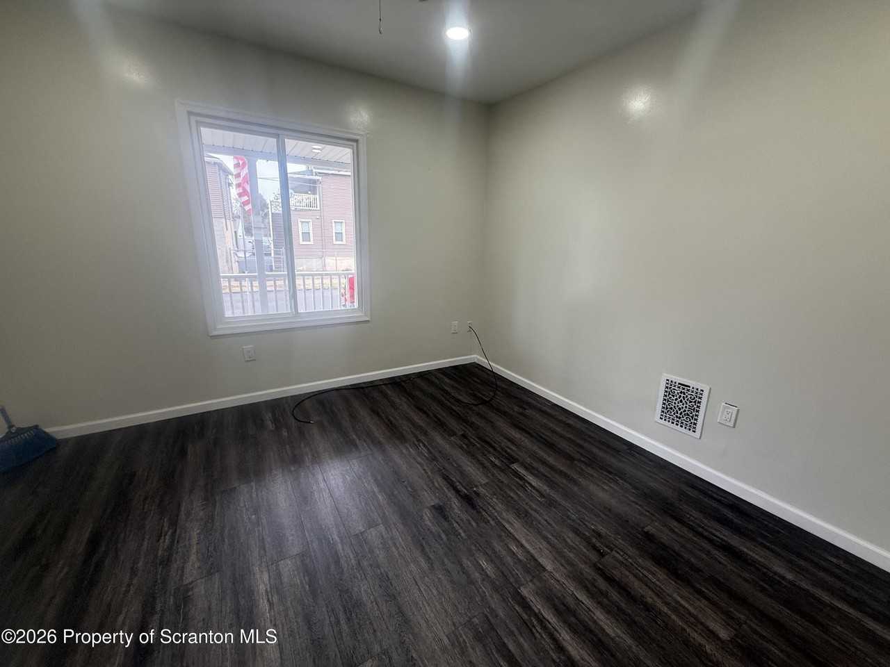 216 Horton St - Photo 5 of 11