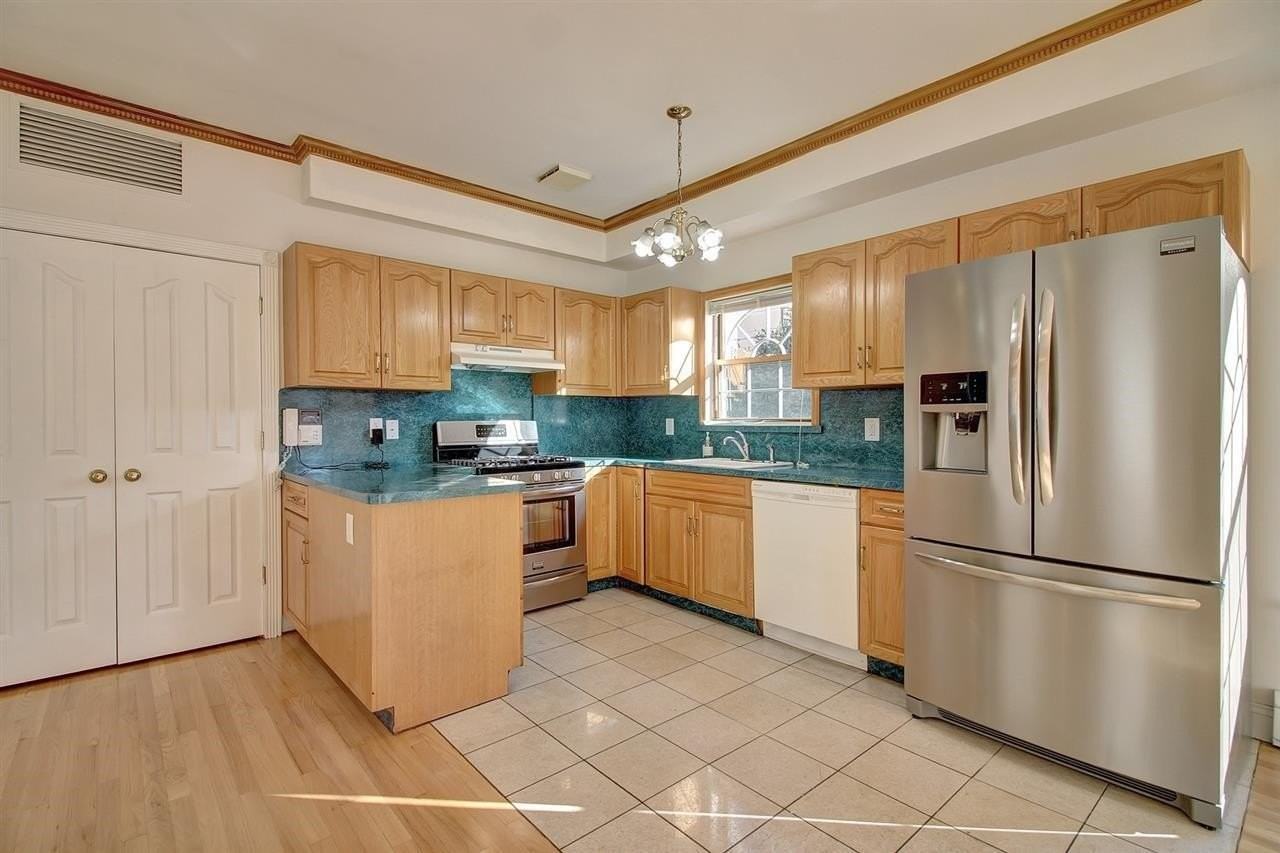 600 Grand St #2 - Photo 5 of 16