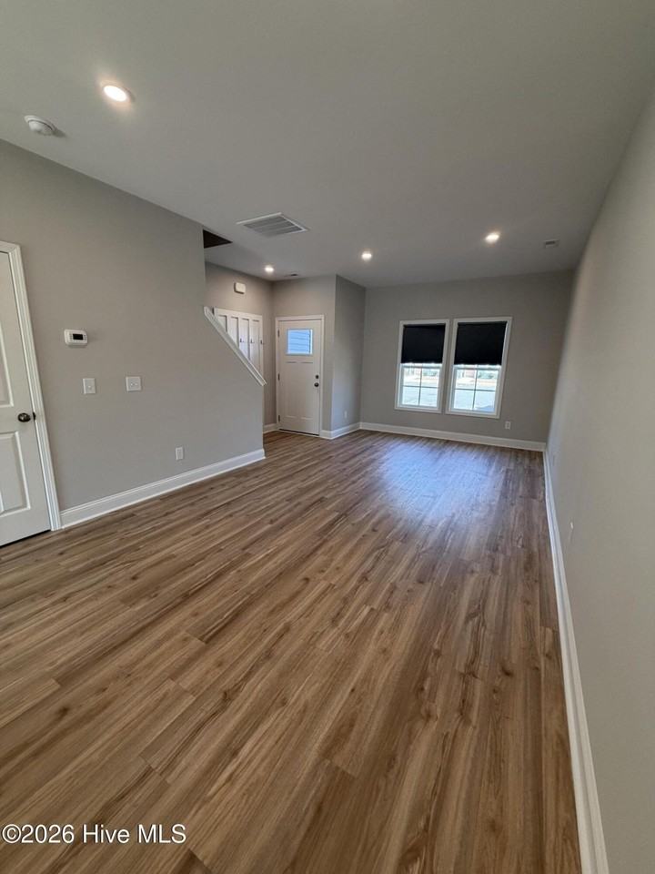 197 Loren Rd - Photo 5 of 31