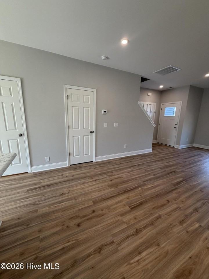 197 Loren Rd - Photo 6 of 31