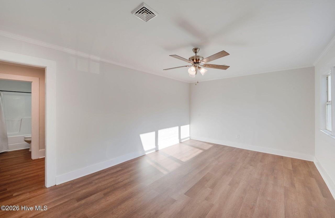 300 E 15th St - Photo 7 of 29