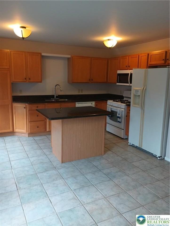 1590 Pinewind Dr - Photo 2 of 8