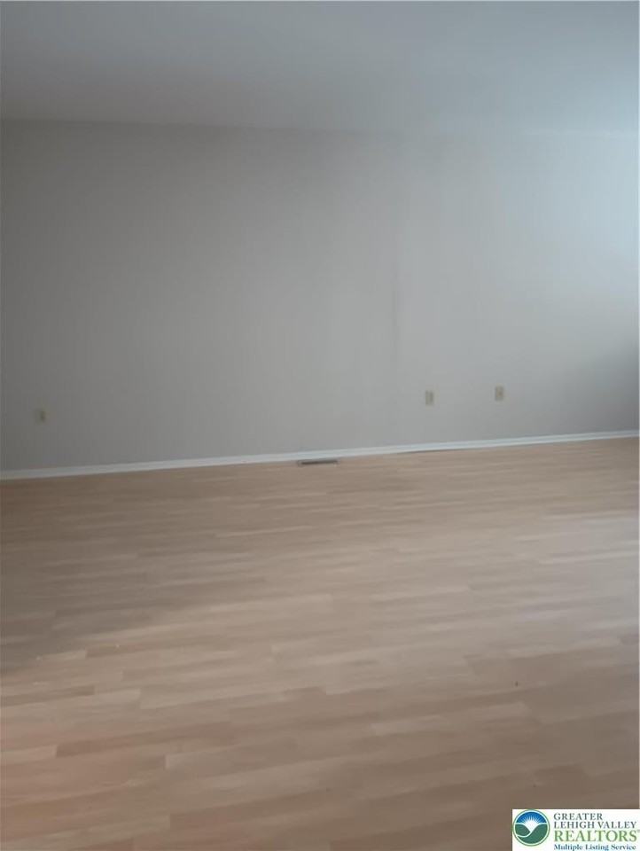 1590 Pinewind Dr - Photo 4 of 8