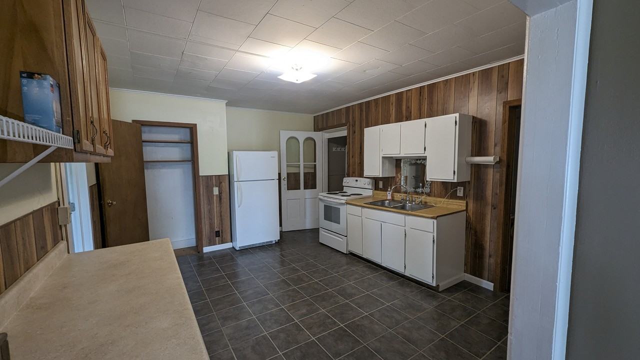 661 E Main St #A - Photo 3 of 8