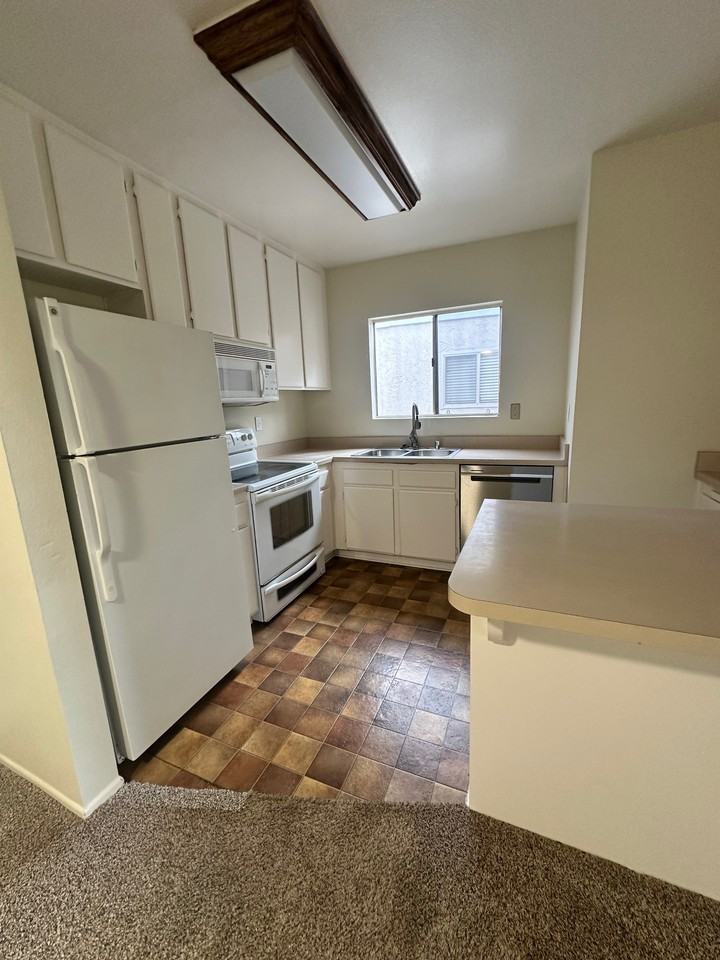 512 Sandalwood Pl #4 - Photo 5 of 26