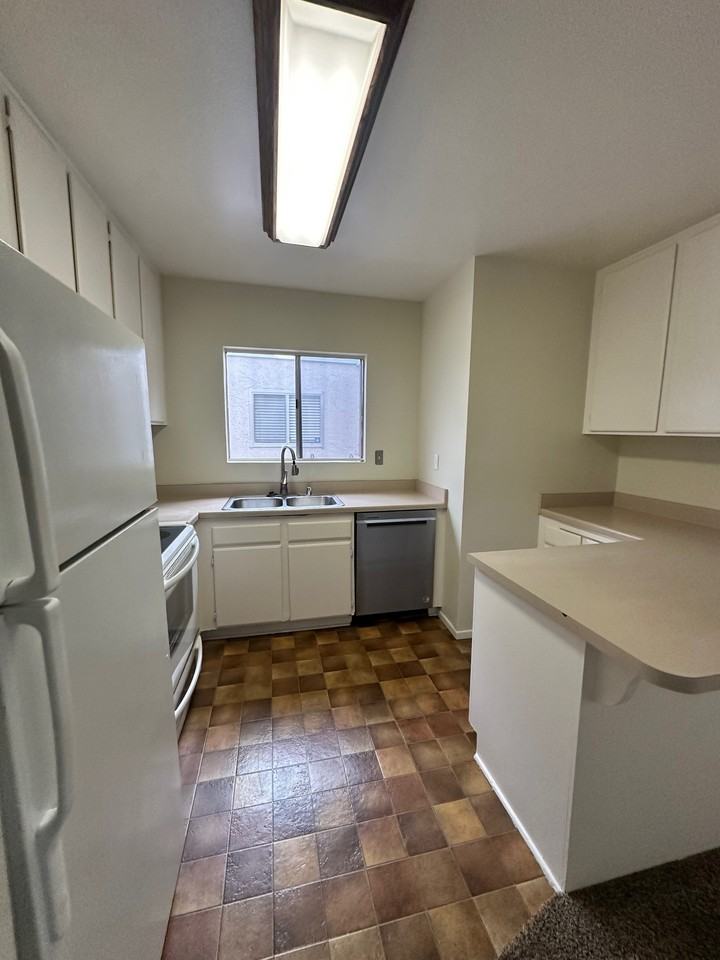 512 Sandalwood Pl #4 - Photo 6 of 26