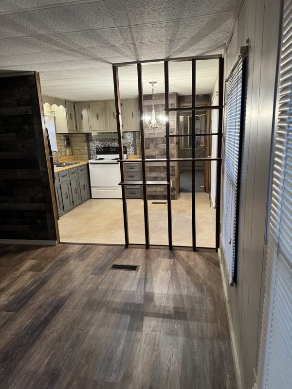 655 Holbert Rd - Photo 3 of 11