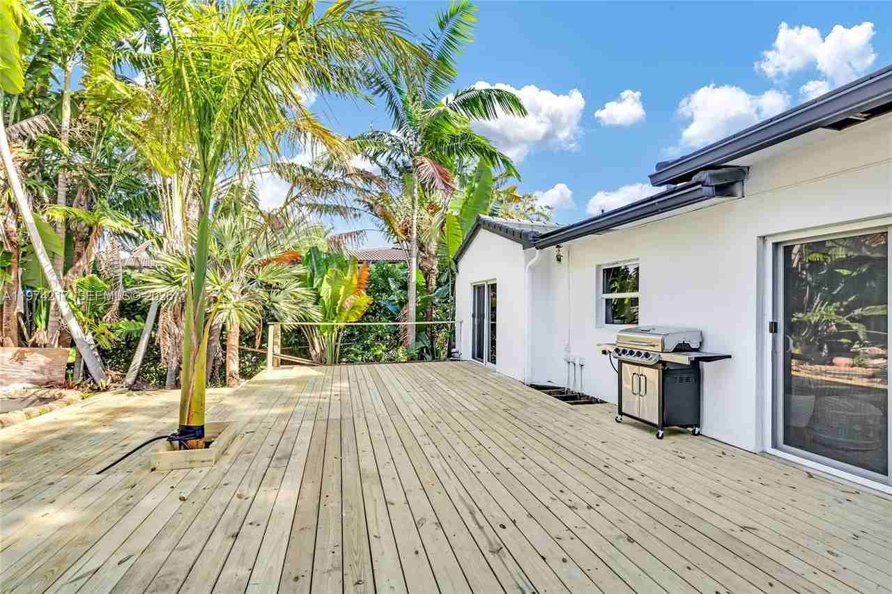 667 Ne 105th St - Photo 6 of 38