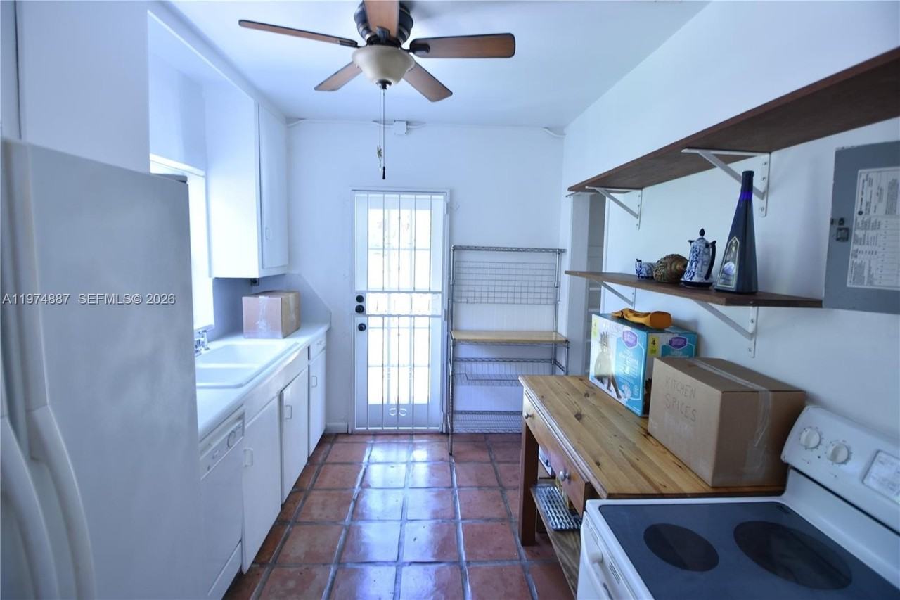 5900 Sw 60th St - Photo 6 of 8