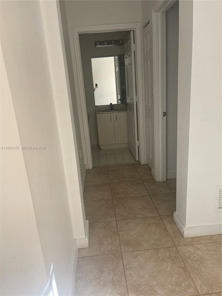 942 Ne 42nd Pl - Photo 2 of 27