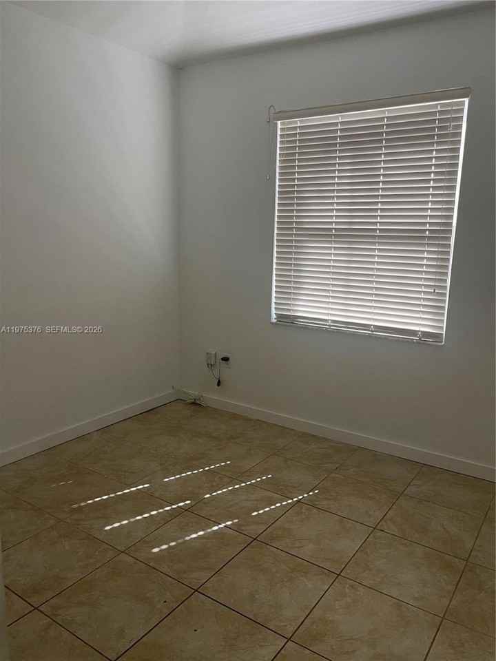 942 Ne 42nd Pl - Photo 3 of 27