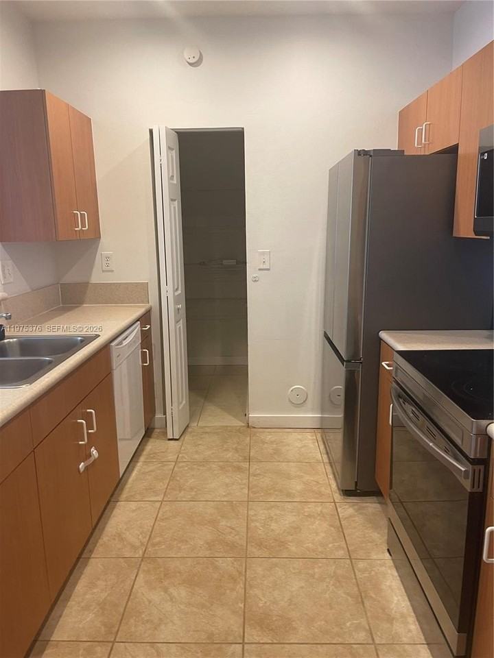 942 Ne 42nd Pl - Photo 6 of 27