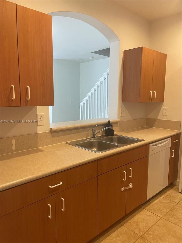 942 Ne 42nd Pl - Photo 7 of 27