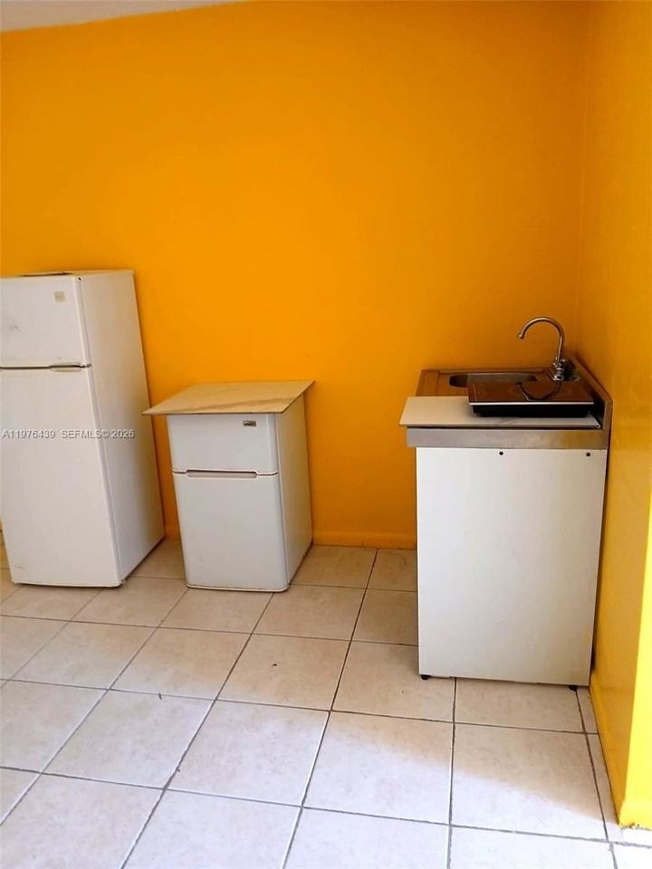 505 Nw 3rd St #1-2 - Photo 3 of 6