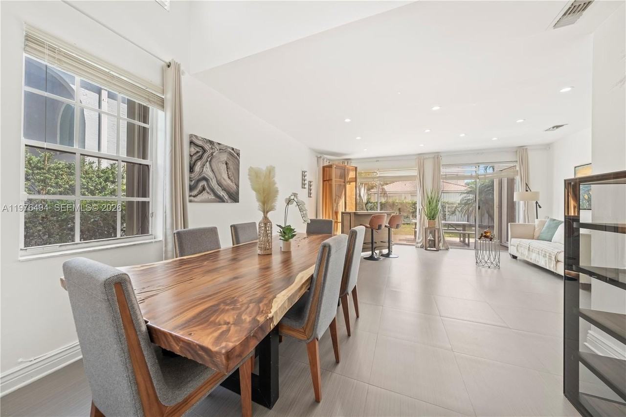 547 Nw 157th Ln - Photo 4 of 36