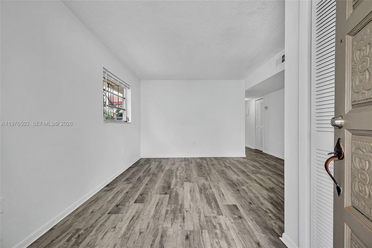 2506 Sw 9th St #1 - Photo 5 of 30