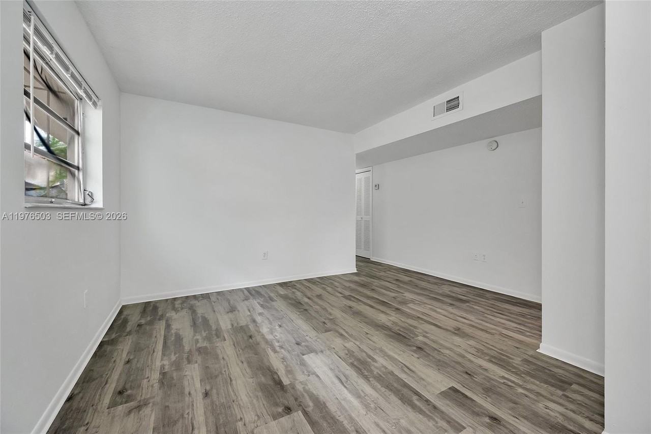 2506 Sw 9th St #1 - Photo 6 of 30