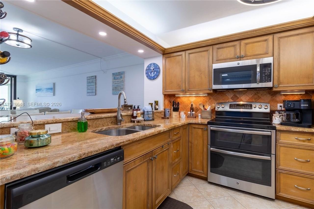 4253 Bay Beach Ln #G2 - Photo 4 of 16