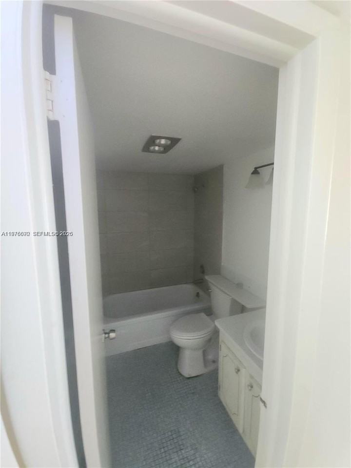 36 Windsor B #B - Photo 7 of 7