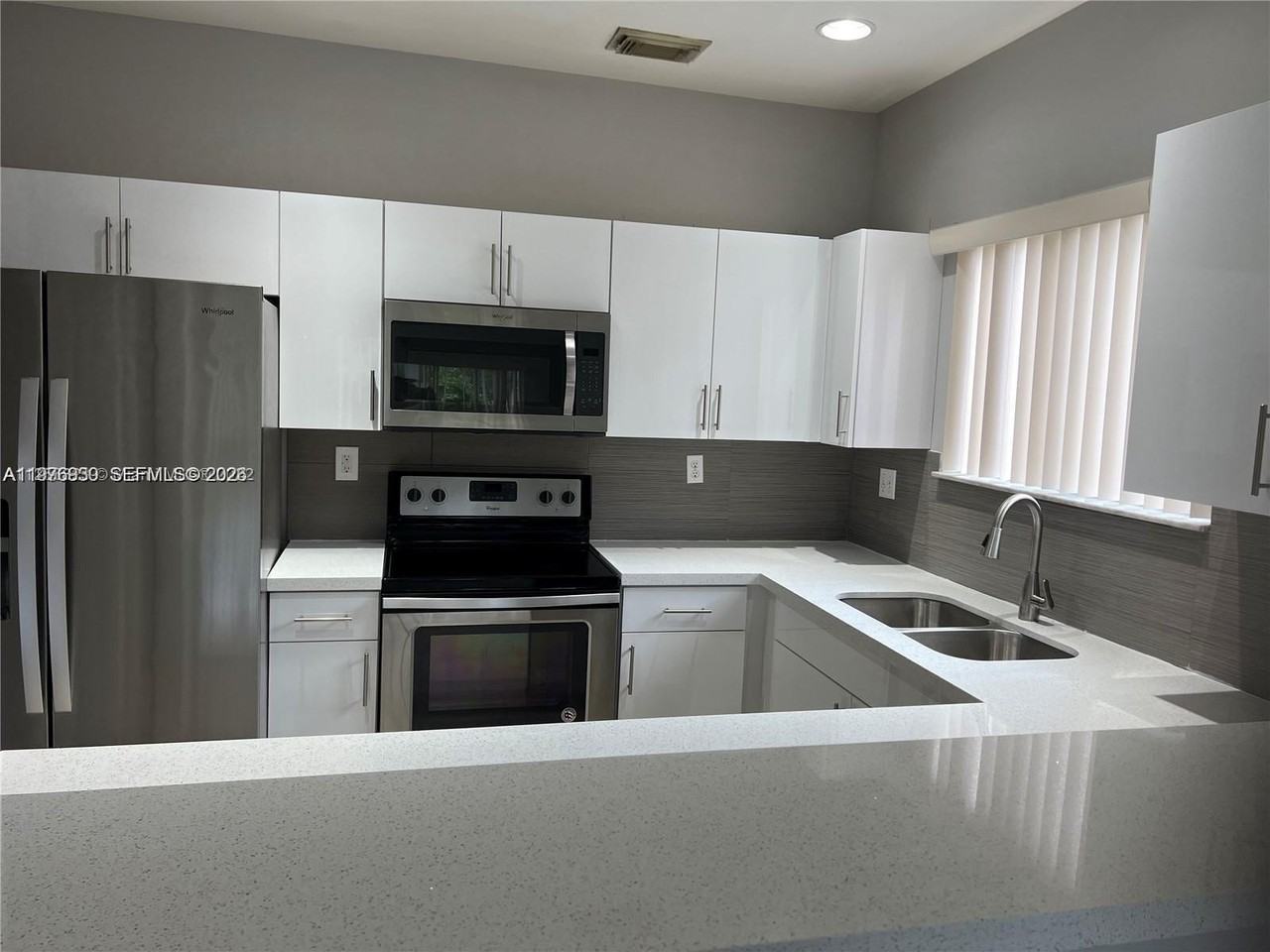 3389 Ne 4th St - Photo 2 of 7