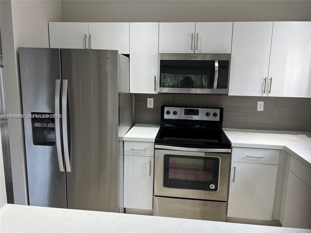 3389 Ne 4th St - Photo 3 of 7