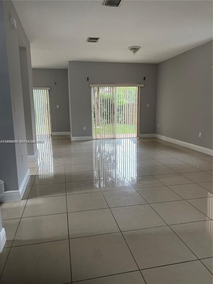 3389 Ne 4th St - Photo 4 of 7