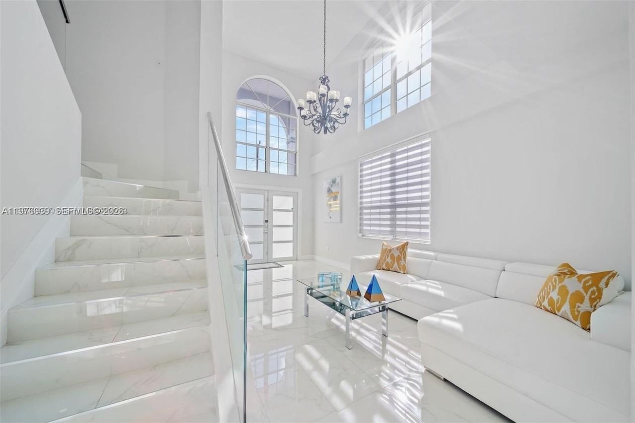 3436 Sw 88th Pl #0 - Photo 4 of 35