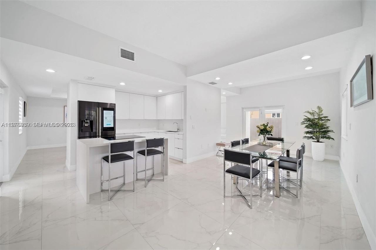 3436 Sw 88th Pl #0 - Photo 7 of 35