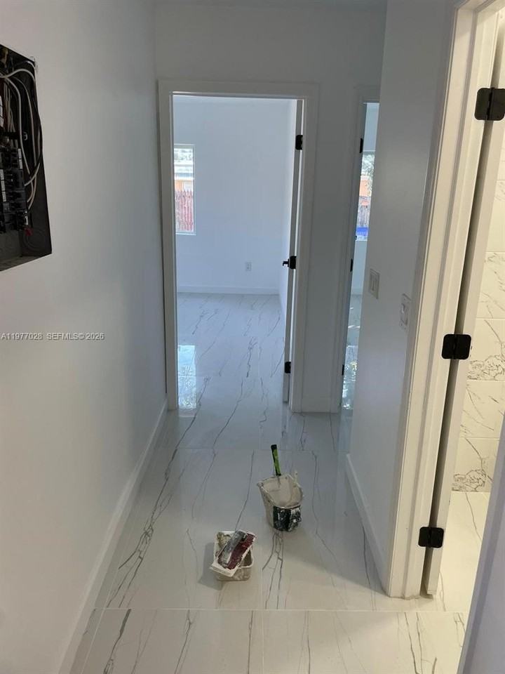 1630 Sw 20th St #1 - Photo 3 of 18