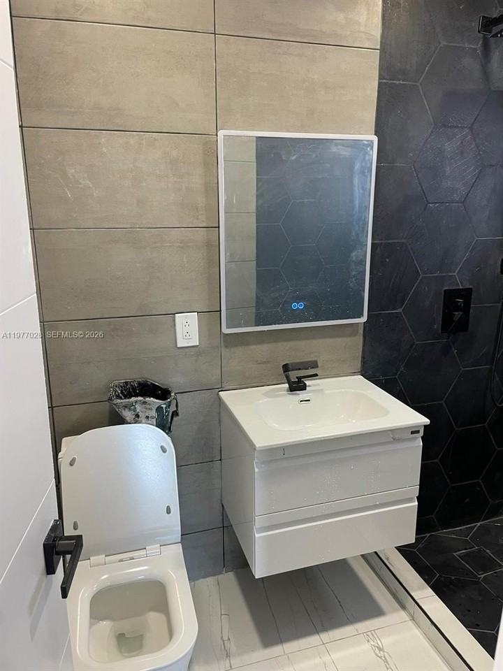 1630 Sw 20th St #1 - Photo 4 of 18